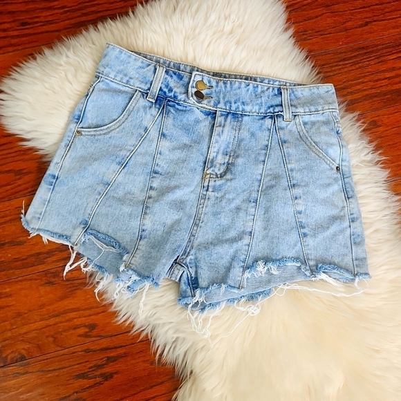 Fashion Jeans Pants - Light Wash Distressed Jean Shorts